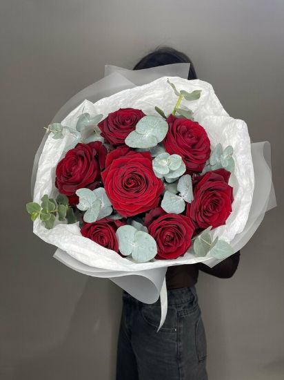 Изображение Красные розы с эвкалиптом