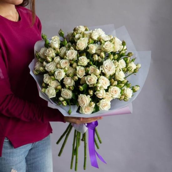 Изображение Букет белых кустовых роз